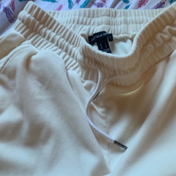 Medium velvety soft cream coloured sweats - Picture 2 of 3